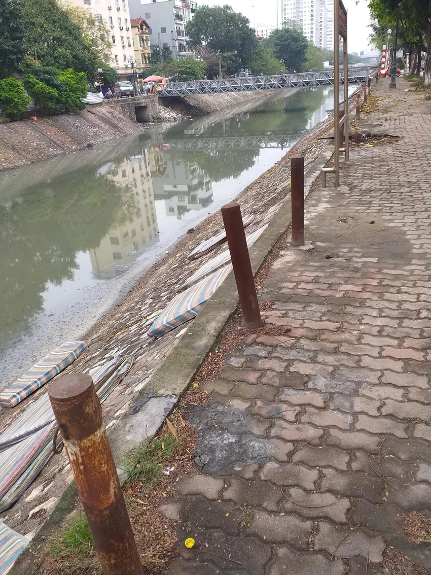 Hàng rào dây xích sắt bên vỉa hè bờ Sông Kim Ngưu bị hỏng, chỉ còn trơ các trụ sắt. Ảnh: TRỊNH VIẾT HIỆP Hàng rào dây xích sắt bên vỉa hè bờ Sông Kim Ngưu bị hỏng, chỉ còn trơ các trụ sắt. Ảnh: TRỊNH VIẾT HIỆP