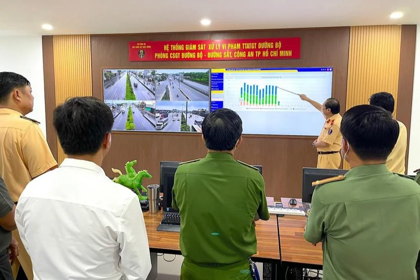 Lực lượng chức năng đang kiểm tra hệ thống giám sát, xử lý vi phạm trật tự an toàn giao thông trên tuyến quốc lộ 1A, đoạn qua địa bàn TP.HCM. Ảnh: MINH VƯƠNG Lực lượng chức năng đang kiểm tra hệ thống giám sát, xử lý vi phạm trật tự an toàn giao thông trên tuyến quốc lộ 1A, đoạn qua địa bàn TP.HCM. Ảnh: MINH VƯƠNG