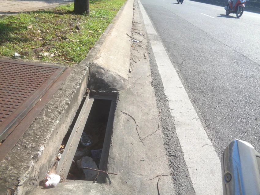Thực tế cho thấy những người trộm nắp chắn rác bán ve chai với số tiền ít ỏi, trong khi giá trị của nắp chắn rác thì lớn Thực tế cho thấy những người trộm nắp chắn rác bán ve chai với số tiền ít ỏi, trong khi giá trị của nắp chắn rác thì lớn
