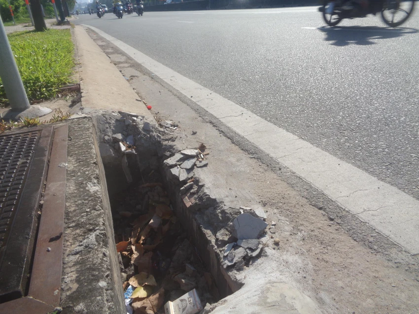 Có nắp chắn rác còn bị đục khối bê tông để gỡ đi Có nắp chắn rác còn bị đục khối bê tông để gỡ đi