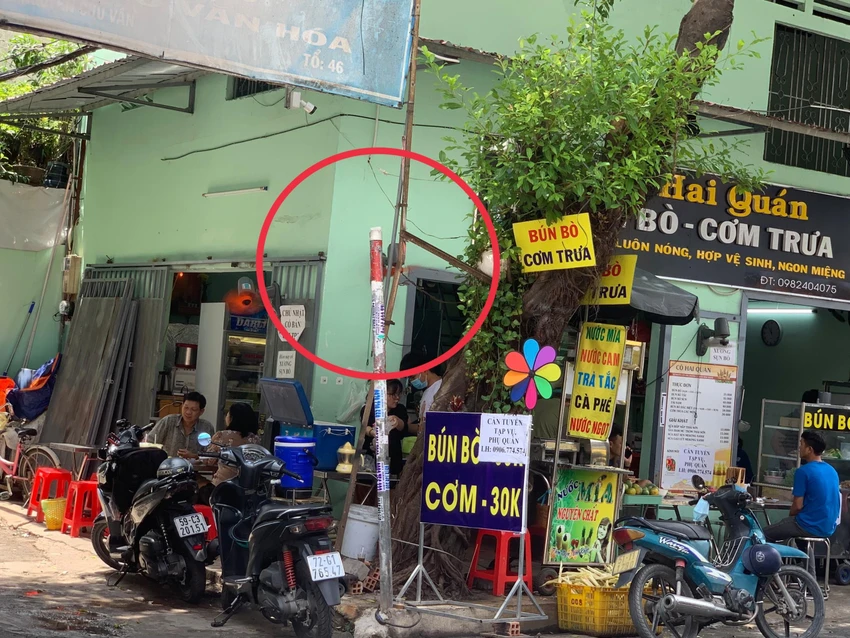 Biển báo trên đường Nguyễn Cửu Vân đã bị rụng từ lâu. Ảnh: YÊN MY Biển báo trên đường Nguyễn Cửu Vân đã bị rụng từ lâu. Ảnh: YÊN MY