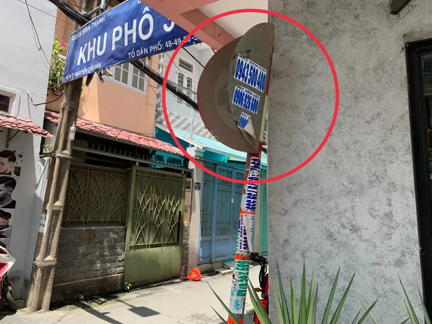 Biển báo cấm xe tải bị mờ nhạt, móp méo trên đường Nguyễn Cửu Vân, không còn tác dụng với người đi đường. Ảnh: YÊN MY Biển báo cấm xe tải bị mờ nhạt, móp méo trên đường Nguyễn Cửu Vân, không còn tác dụng với người đi đường. Ảnh: YÊN MY
