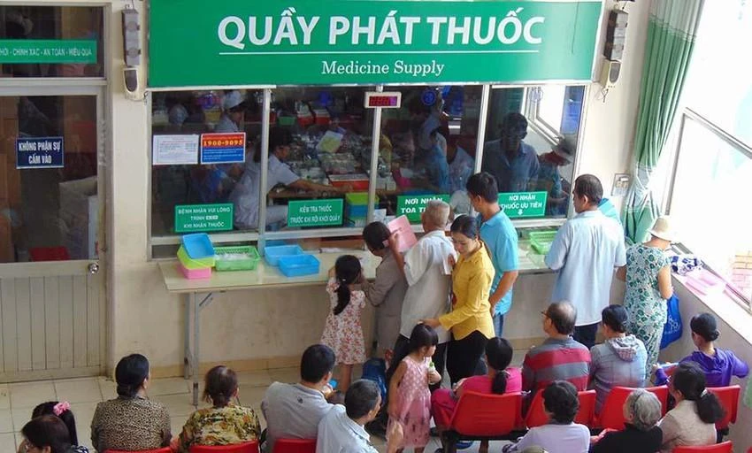 Bệnh nhân mua thuốc tại một quầy thuốc của bệnh viện. Ảnh: TRẦN NGỌC Bệnh nhân mua thuốc tại một quầy thuốc của bệnh viện. Ảnh: TRẦN NGỌC