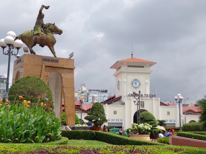 Góc chụp dáng tượng trước cửa chợ Bến Thành. Ảnh: LƯU ĐỨC Góc chụp dáng tượng trước cửa chợ Bến Thành. Ảnh: LƯU ĐỨC