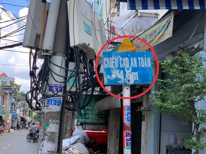 Con số chiều cao an toàn cần thiết trên biển báo ở đường Phan Văn Hân, phường 17, quận Bình Thạnh đã bị mờ. Ảnh: YÊN MY Con số chiều cao an toàn cần thiết trên biển báo ở đường Phan Văn Hân, phường 17, quận Bình Thạnh đã bị mờ. Ảnh: YÊN MY