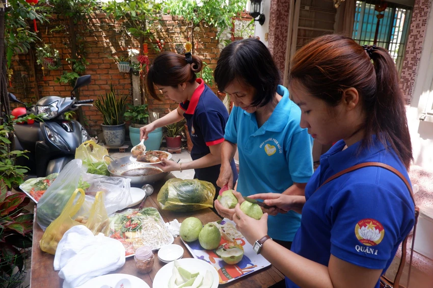 Cùng gia đình chuẩn bị bữa ăn, tìm hiểu truyền thống văn hóa Việt Nam Cùng gia đình chuẩn bị bữa ăn, tìm hiểu truyền thống văn hóa Việt Nam