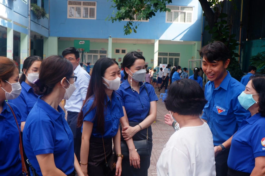 Các bạn sinh viên Lào được gia đình bà Cẩm dẫn đi tham quan và vui chơi tại buổi khai mạc hè trên đường Lương Hữu Khánh, quận 1 Các bạn sinh viên Lào được gia đình bà Cẩm dẫn đi tham quan và vui chơi tại buổi khai mạc hè trên đường Lương Hữu Khánh, quận 1