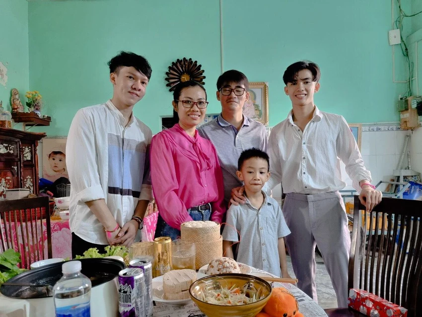 Hai sinh viên Sengchan Avouy và Douangnapha vui vẻ bên gia đình người Việt Nam (phường Đa Kao, quận 1) Hai sinh viên Sengchan Avouy và Douangnapha vui vẻ bên gia đình người Việt Nam (phường Đa Kao, quận 1)