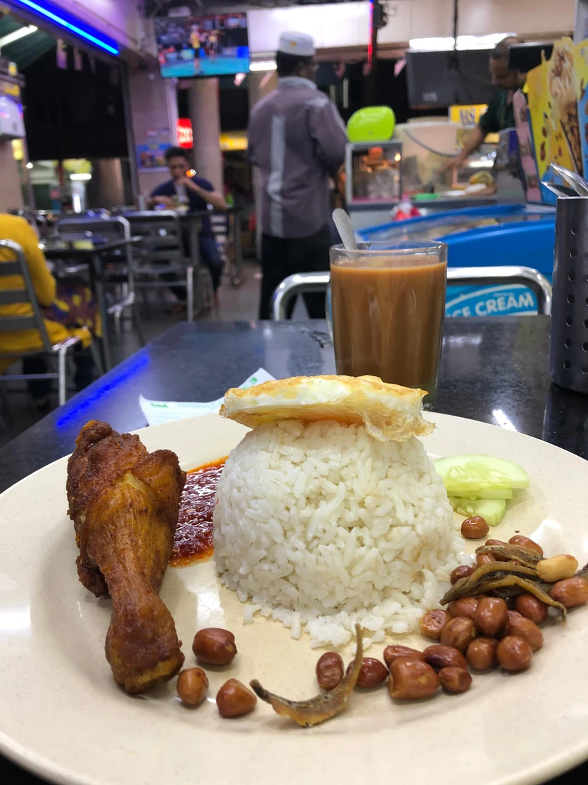 Đĩa cơm nasi lemak phục vụ với món trà teh tarik. Ảnh: DY KHOA Đĩa cơm nasi lemak phục vụ với món trà teh tarik. Ảnh: DY KHOA