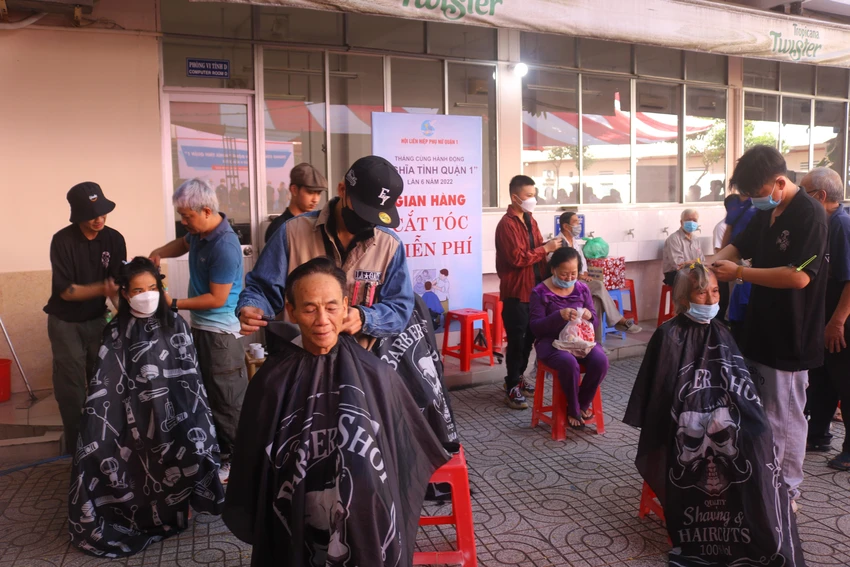 Nhiều người dân được cắt tóc miễn phí tại ngày hội. Ảnh: NGỌC TRĂM Nhiều người dân được cắt tóc miễn phí tại ngày hội. Ảnh: NGỌC TRĂM