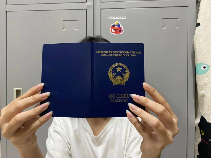 Mẫu hộ chiếu mới đang được sử dụng. Ảnh: NGUYỆT NHI