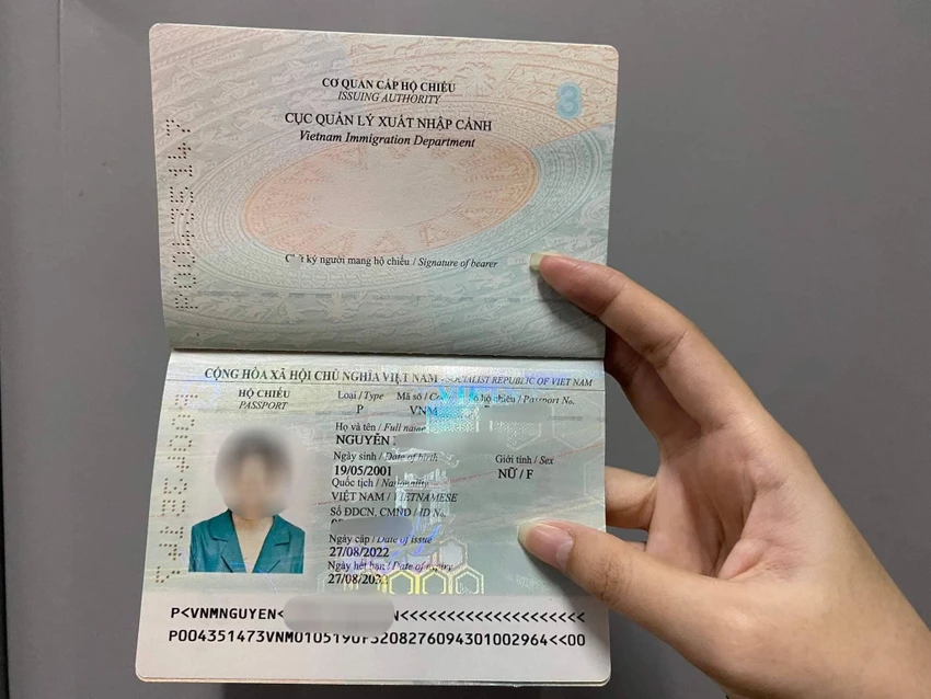 Trên hộ chiếu hiện nay phần họ tên chỉ có các thành tố họ và tên mà không có chữ đệm. Ảnh: NGUYỆT NHI