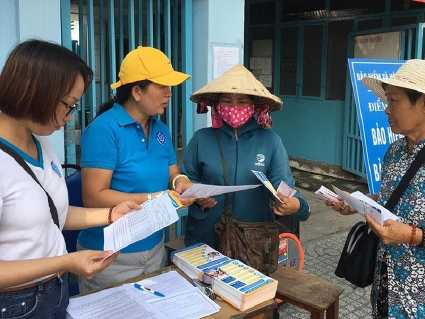 Người dân đang được tư vấn về quyền lợi khi tham gia BHXH tự nguyện để về già có lương hưu: Ảnh: NH Người dân đang được tư vấn về quyền lợi khi tham gia BHXH tự nguyện để về già có lương hưu: Ảnh: NH