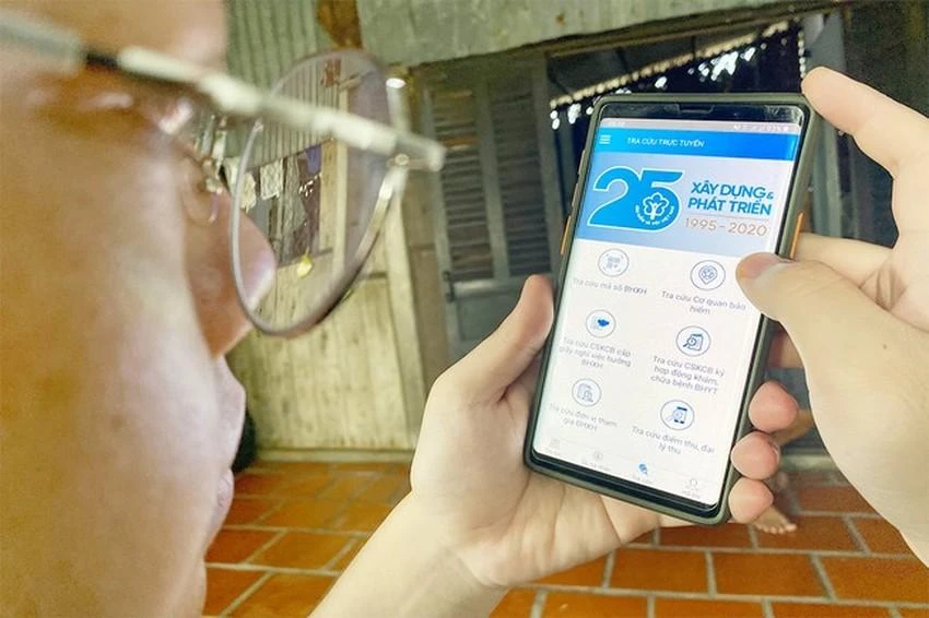 Người dùng đang cài đặt ứng dụng VssID. Ảnh: HUỲNH TRƯỜNG GIANG Người dùng đang cài đặt ứng dụng VssID. Ảnh: HUỲNH TRƯỜNG GIANG