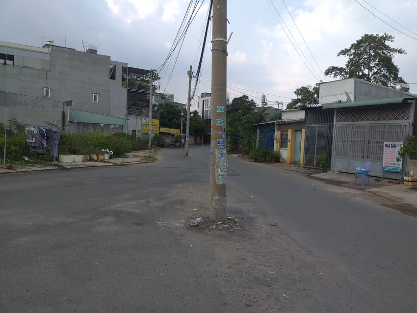 Hình ảnh 2 cây trụ điện đứng giữa đường