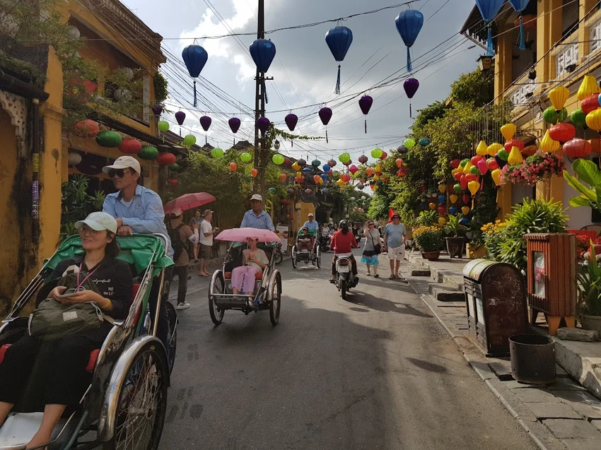 Phương án mọi du khách trong nước và quốc tế tham quan khu phố cổ Hội An phải mua vé cần cân nhắc kỹ. Ảnh: T.MẬN Phương án mọi du khách trong nước và quốc tế tham quan khu phố cổ Hội An phải mua vé cần cân nhắc kỹ. Ảnh: T.MẬN