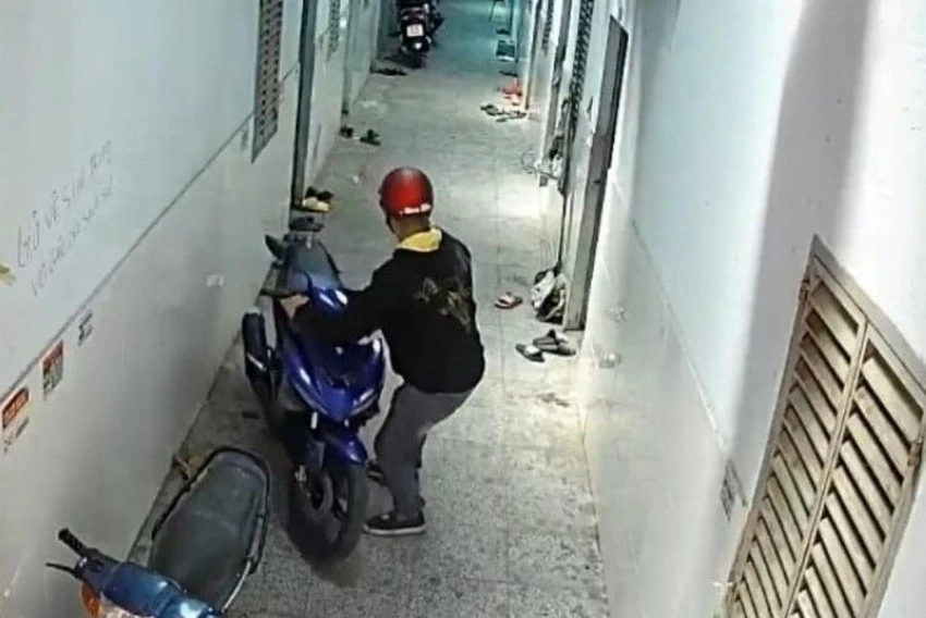 Hình ảnh tên trộm lẻn vào một khu nhà trọ "đá nóng" xe máy. Ảnh: CACC Hình ảnh tên trộm lẻn vào một khu nhà trọ "đá nóng" xe máy. Ảnh: CACC