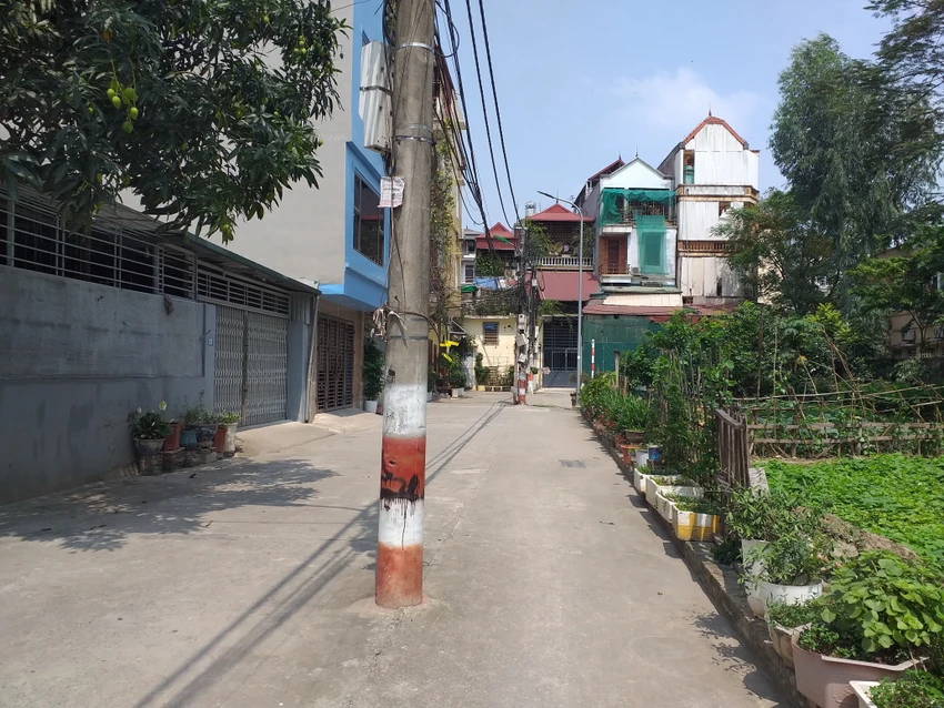 Những cây cột điện đứng giữa lối đi tại ngách 225 Đường Thụy Phương, gây cản trở việc đi lại của người dân.