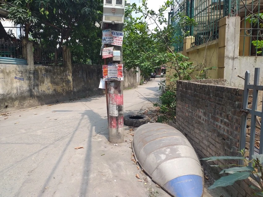 Một cây cột điện trên ngõ 201 đường Thụy Phương, cũng cần được di dời vào bên lề để tạo sự thông thoáng thuận tiện cho các phương tiện lưu thông qua lại. Ảnh: TRỊNH VIẾT HIỆP