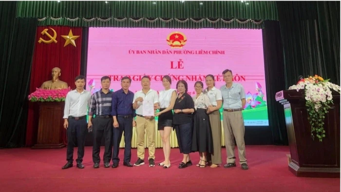 Hình ảnh tại lễ trao giấy chứng nhận kết hôn của Phương Oanh và Shark Bình Hình ảnh tại lễ trao giấy chứng nhận kết hôn của Phương Oanh và Shark Bình