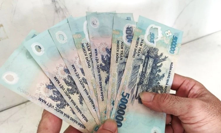 Đối với NLĐ làm việc tại doanh nghiệp và ký hợp đồng lao động thì việc tăng lương cơ sở sẽ không ảnh hưởng đến thu nhập, nghĩa là mức lương vẫn như cũ chứ không tăng. Ảnh: NGUYỄN HIỀN Đối với NLĐ làm việc tại doanh nghiệp và ký hợp đồng lao động thì việc tăng lương cơ sở sẽ không ảnh hưởng đến thu nhập, nghĩa là mức lương vẫn như cũ chứ không tăng. Ảnh: NGUYỄN HIỀN