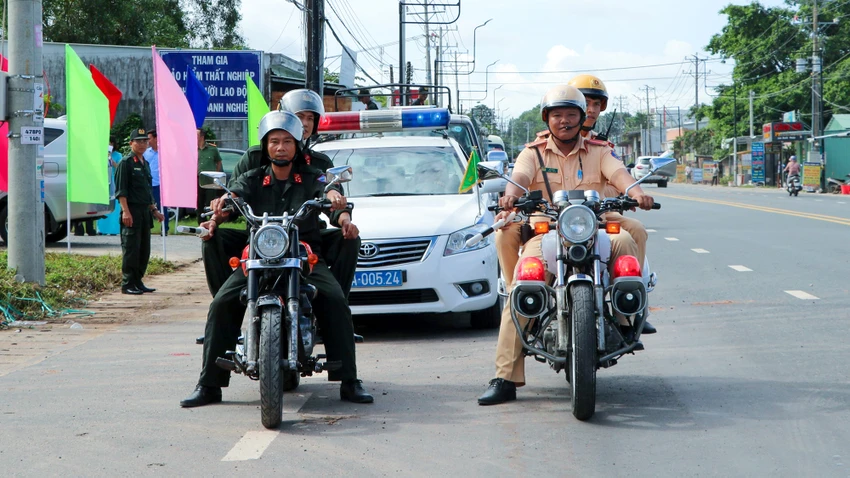 Cảnh sát cơ động có nhiệm vụ tuần tra, kiểm tra bảo đảm an ninh trật tự và thực hiện các nhiệm vụ khác. Ảnh: CHÂU ANH Cảnh sát cơ động có nhiệm vụ tuần tra, kiểm tra bảo đảm an ninh trật tự và thực hiện các nhiệm vụ khác. Ảnh: CHÂU ANH