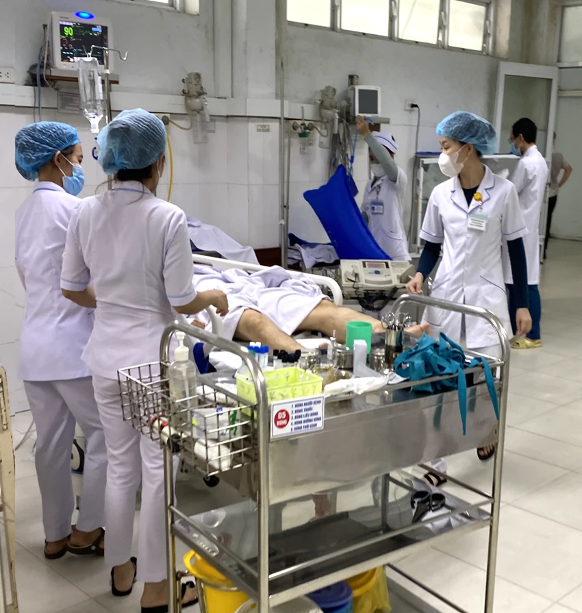 Các bác sĩ đang hồi sức tim phổi cho bệnh nhân tại phòng cấp cứu.