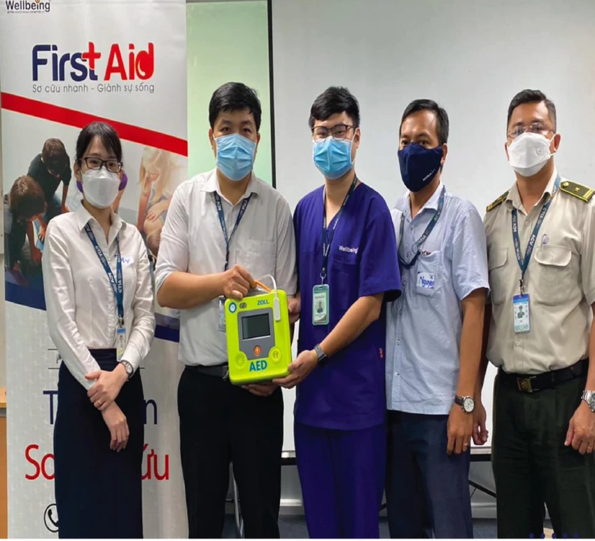 Từ tháng 7-2022, một số cảng hàng không Việt Nam chính thức được trang bị máy khử rung tim tự động là một sự cố gắng cho sự an toàn của hành khách.