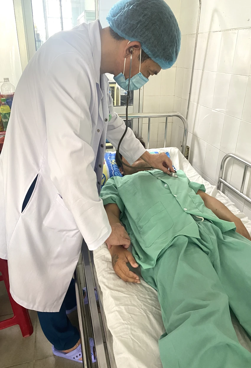 BS Nguyễn Lương Quang đang khám lại cho bệnh nhân trước khi ra viện