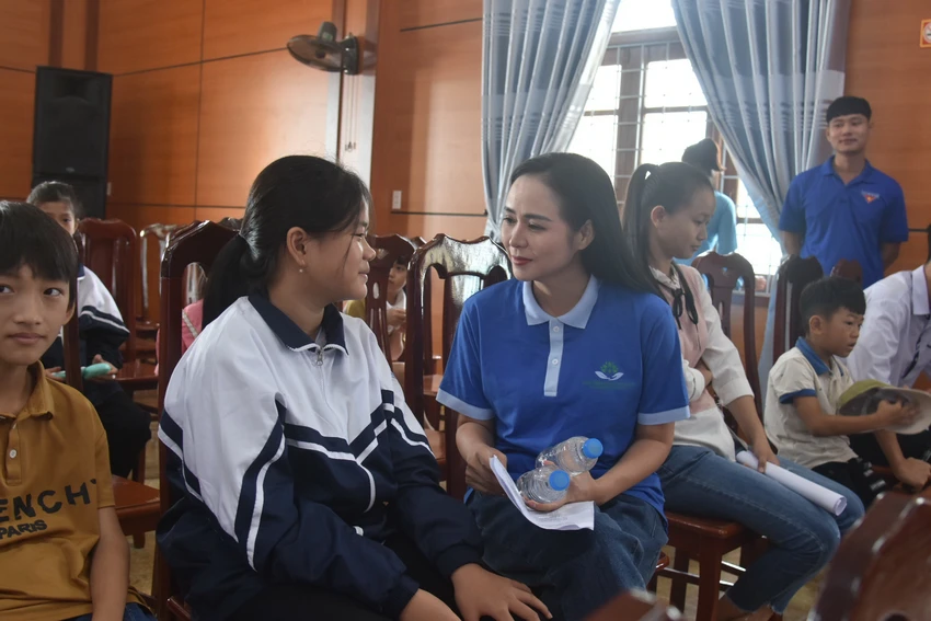 Anh sang den tren bien quang binh.jpg