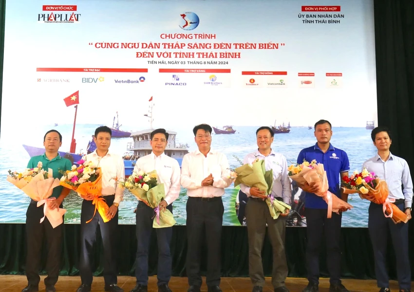 Cung-ngu-dan-thap-sang-den-tren-bien_2.jpg