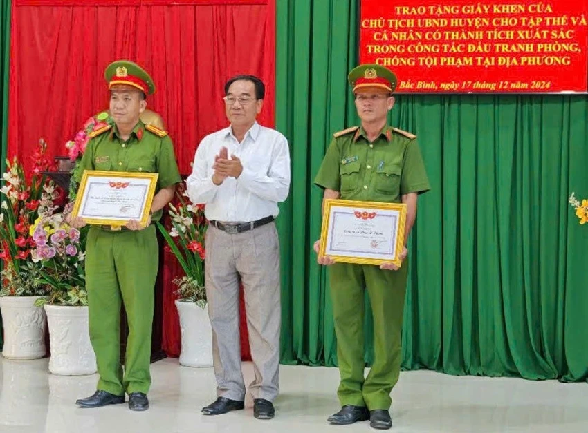 giao-nop-vu-khi.jpg