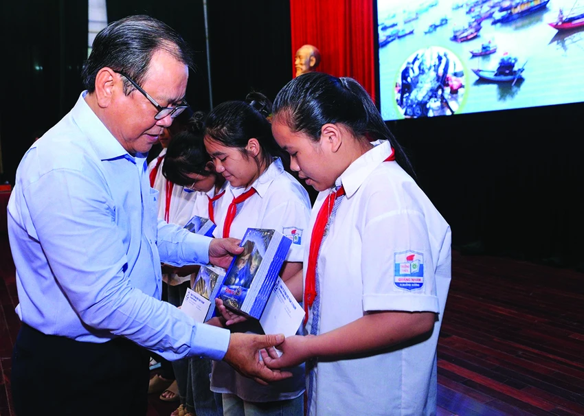 cung-ngu-dan-thap-sang-den-tren-bien-7332-6957.jpg