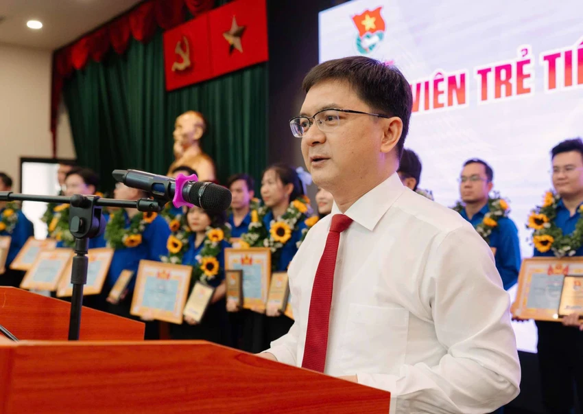 nguoi cong san.jpeg