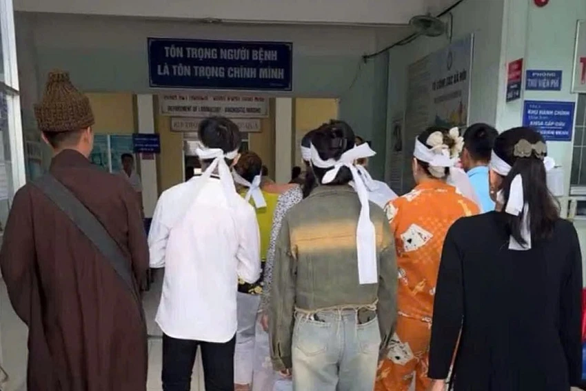 Người trong gia đình bà G đến Trung tâm y tế 'trục vong' bà về. Ảnh: Cắt từ clip. Ảnh: CTV