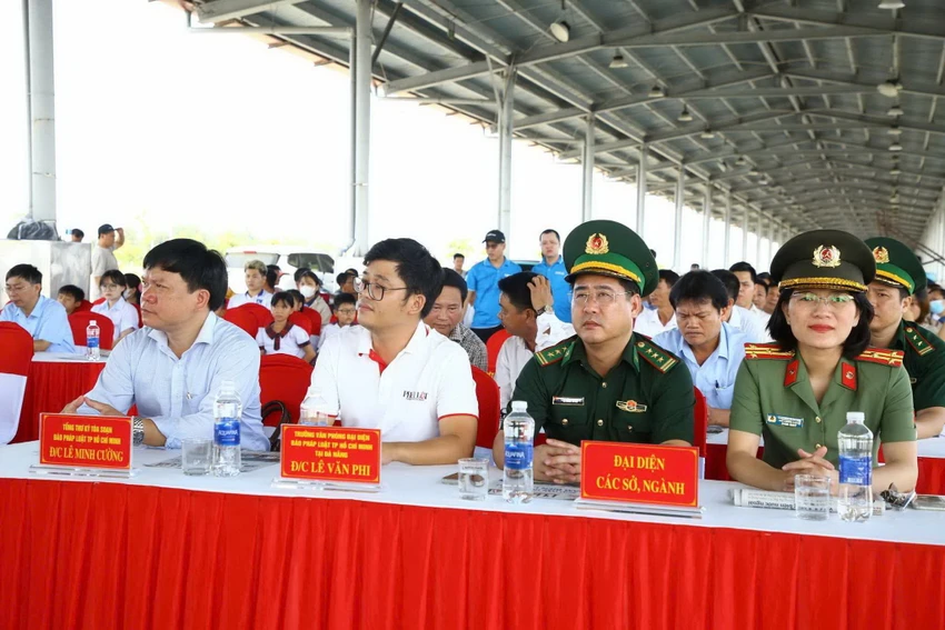 thap-sang-den-tren-bien_1.jpg
