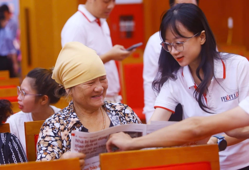 cung-ngu-dan-thap-sang-den-tren-bien.jpg
