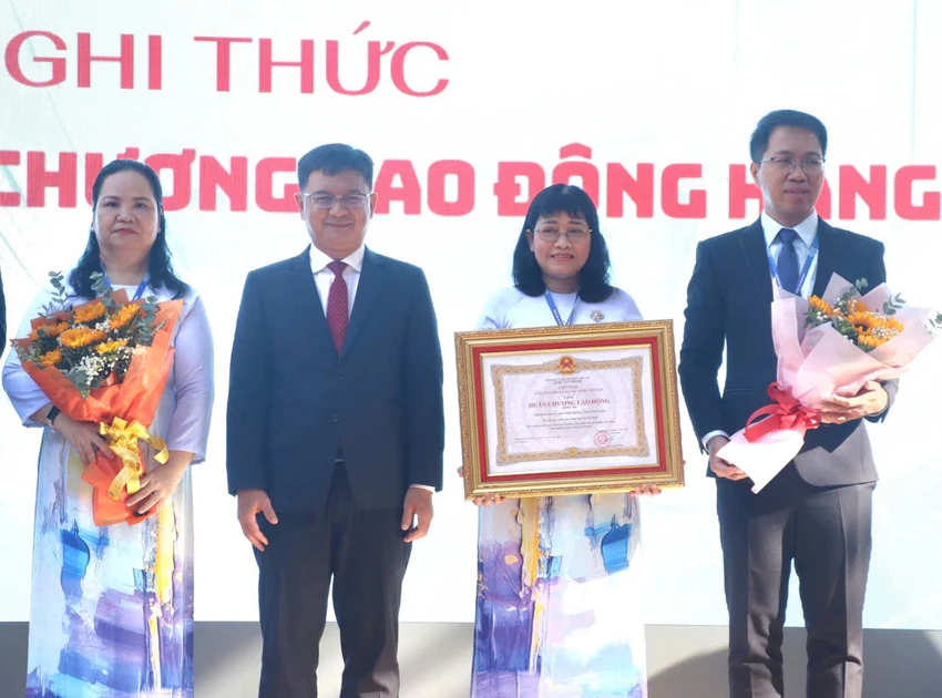 Hà trao cờ.jpg