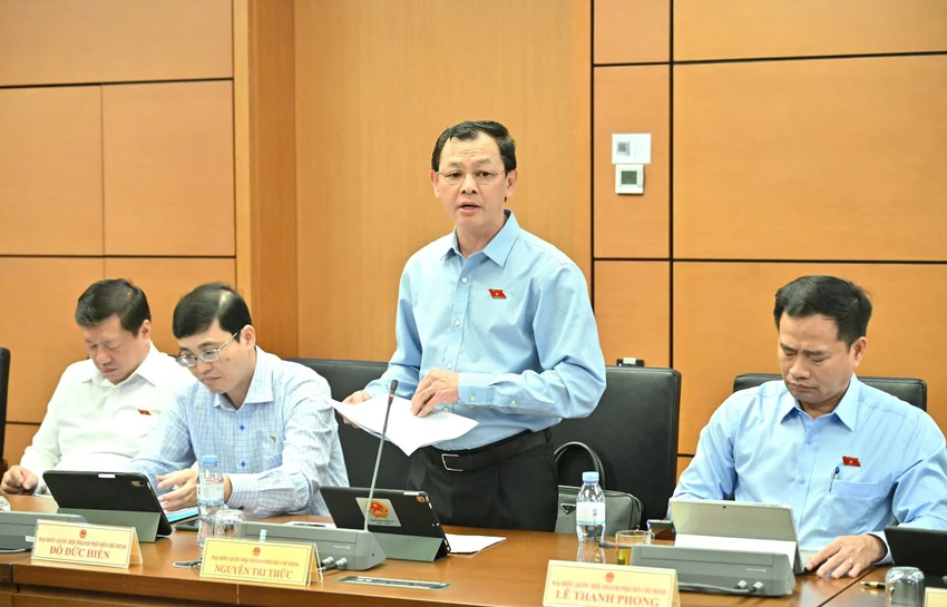 Đại biểu Nguyễn Tri Thức thảo luận về dự án Luật Giáo dục đại học (sửa đổi) chiều 22-10. Ảnh: AH