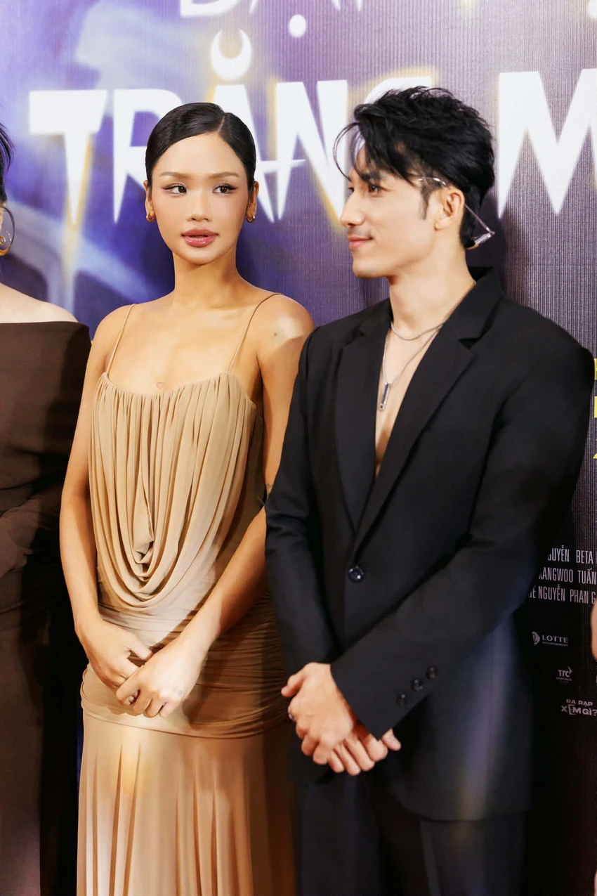 DAI-TIEC-TRANG-MAU.jpg