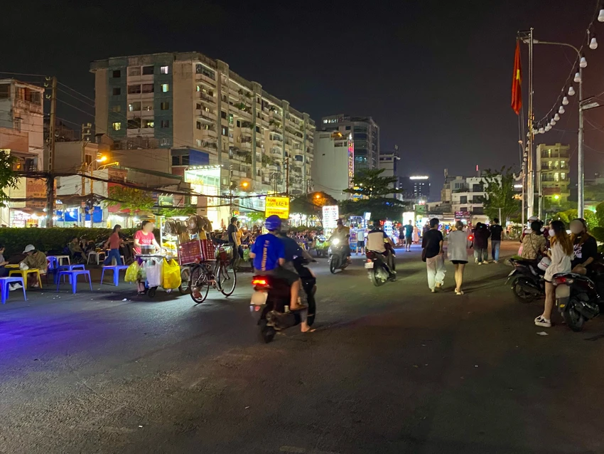 Khung cảnh buôn bán bát nháo bên ngoài công viên Lê Thị Giêng Ảnh TUYẾT NHUNG.jpg