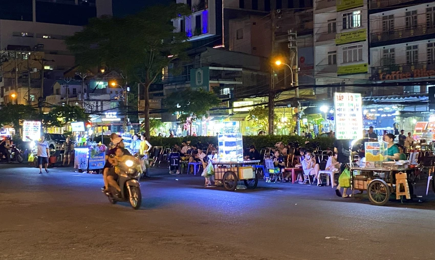 “Nhiều người buôn bán ở đây thường xuyên bị “đuổi” nhưng chỉ cần vắng bóng lực lượng chức năng là họ lại tiếp tục ra bán. Tôi mong rằng chính quyền sớm có biện pháp khắc phục, trả lại không gian chung cho người dân vui chơi, sinh hoạt tại công viên” – chị Kiều My (ngụ quận Tân Phú) nói.