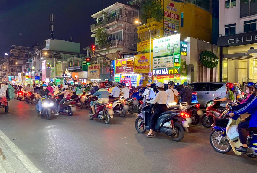 Xe máy lấn chiếm gần một nửa làn đường ngược chiều khiến nhiều phương tiện đúng chiều khó di chuyển trên đường Phan Đình Phùng Ảnh TUYẾT NHUNG.jpg