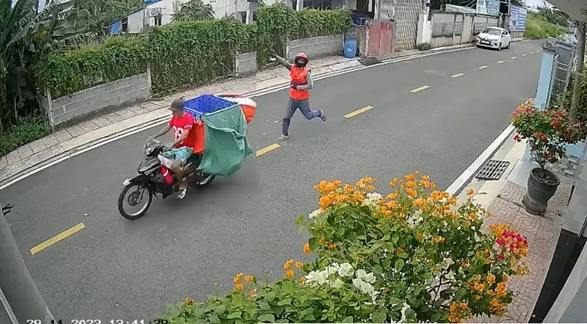 Các shipper cần luôn cảnh giác, chú ý quan sát, tránh tạo cơ hội cho kẻ gian trộm xe và hàng hóa. Ảnh cắt từ clip.jpg