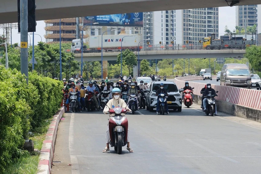 dừng xe chờ đèn đỏ