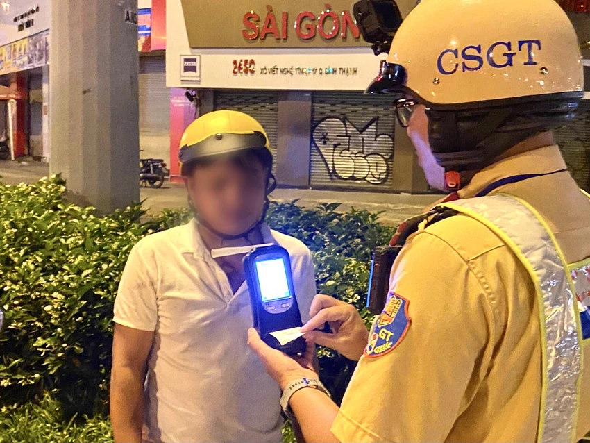 Ép buộc người khác uống rượu, bia