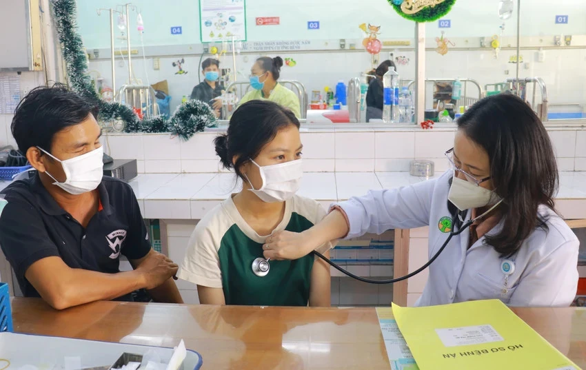 Thưởng Tết không chỉ tạo động lực cho đội ngũ y bác sĩ tiếp tục cống hiến mà còn thu hút nguồn nhân lực chất lượng cao về bệnh viện công tác. Ảnh VÕ THƠ.jpg