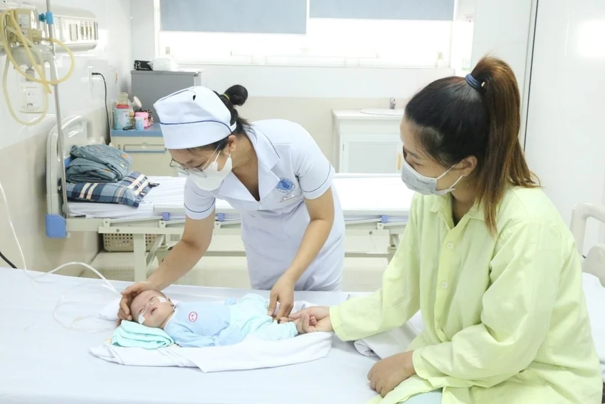 Nữ điều dưỡng Nguyễn Thị Thảo thăm hỏi tình trạng cháu bé mình đã cấp cứu