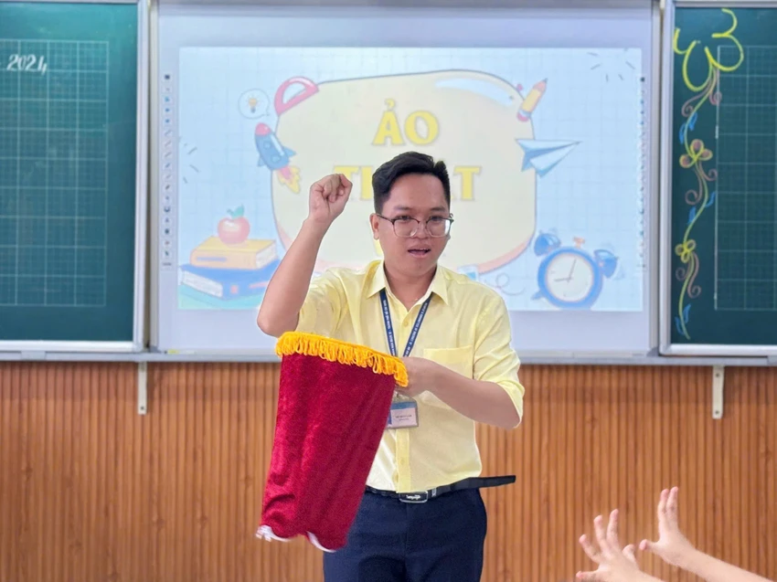 thay-giao-tre-va-gio-hoc-hanh-phuc-.jpg