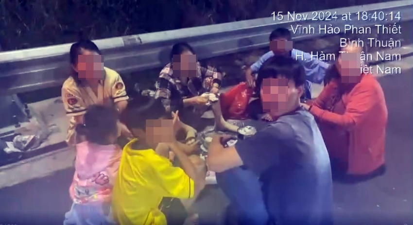 dừng xe trên đường cao tốc